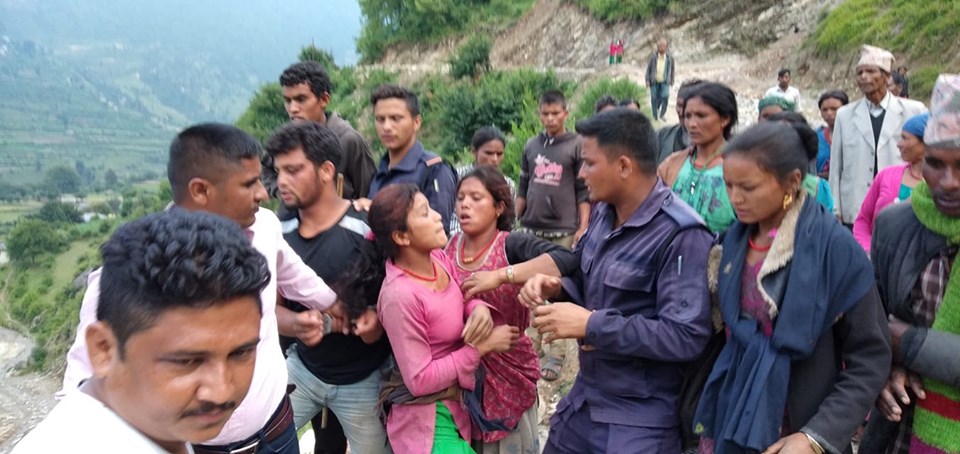 गाउँलेका पीडा बुझ्न गाउँमा गएका प्रहरीमाथि उल्टै हातपात