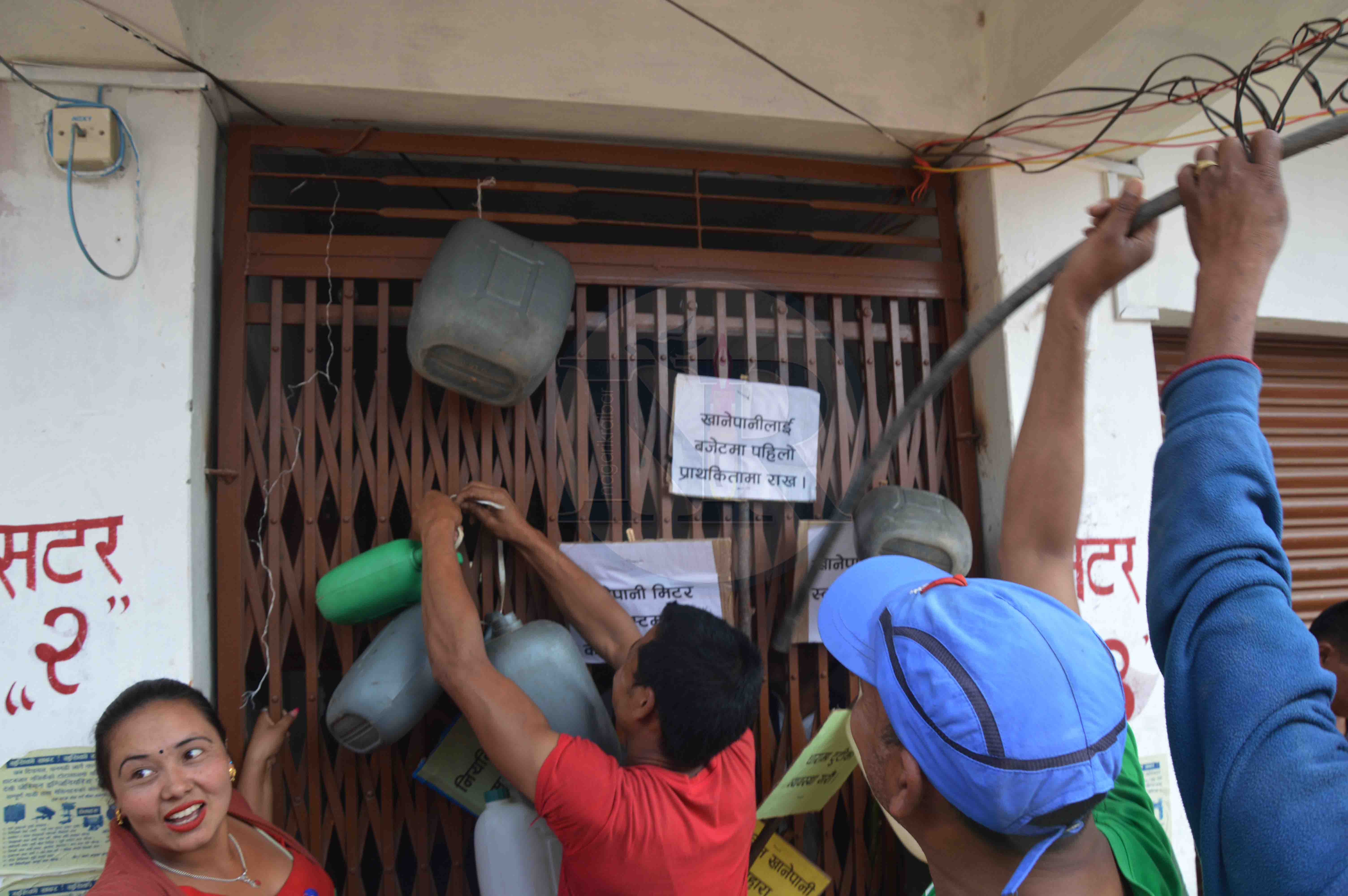 नगरबासीद्धारा बडीमालिका नगरपालिकामा तालाबन्दी