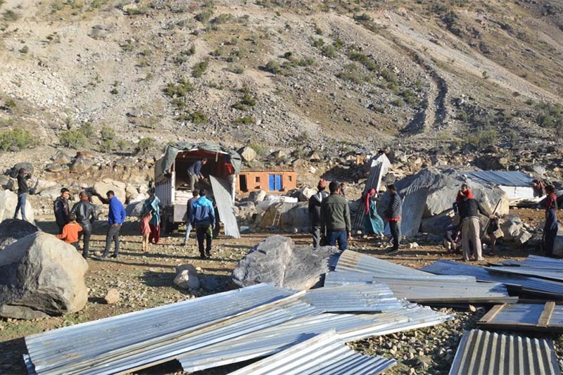 बस्ति सरदै कर्णाली करीडोर सड्कको छेउमा