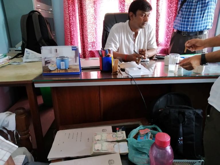 दुई लाख घुससहित कार्यालय प्रमुख र इञ्जिनियर पक्राउ