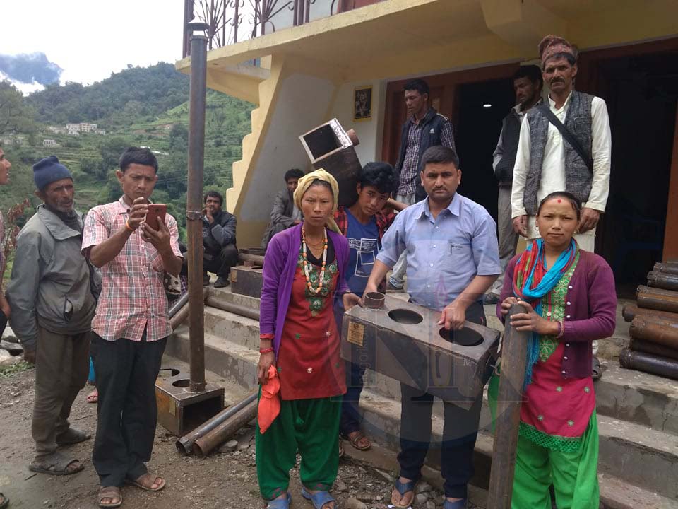 बडीमालिका नगरपालिका ७ का विपन्न परिवारलाई बायो ग्यास र चुल्हो वितरण