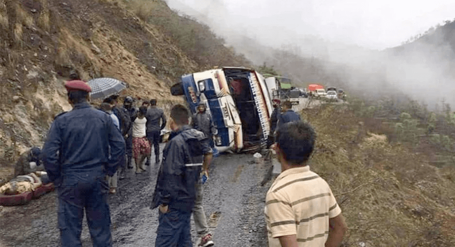 ओखलढुंगामा बस दुर्घटना, ३ को मृत्यु