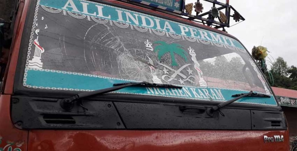 चितवनमा भारतीय ट्रकमा तोडफोड गरी आगजनीको प्रयास