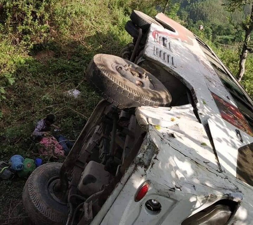 सप्तरीमा माइक्रो बस पल्टिँदा १ जनाको मृत्यु, १० जना घाइते