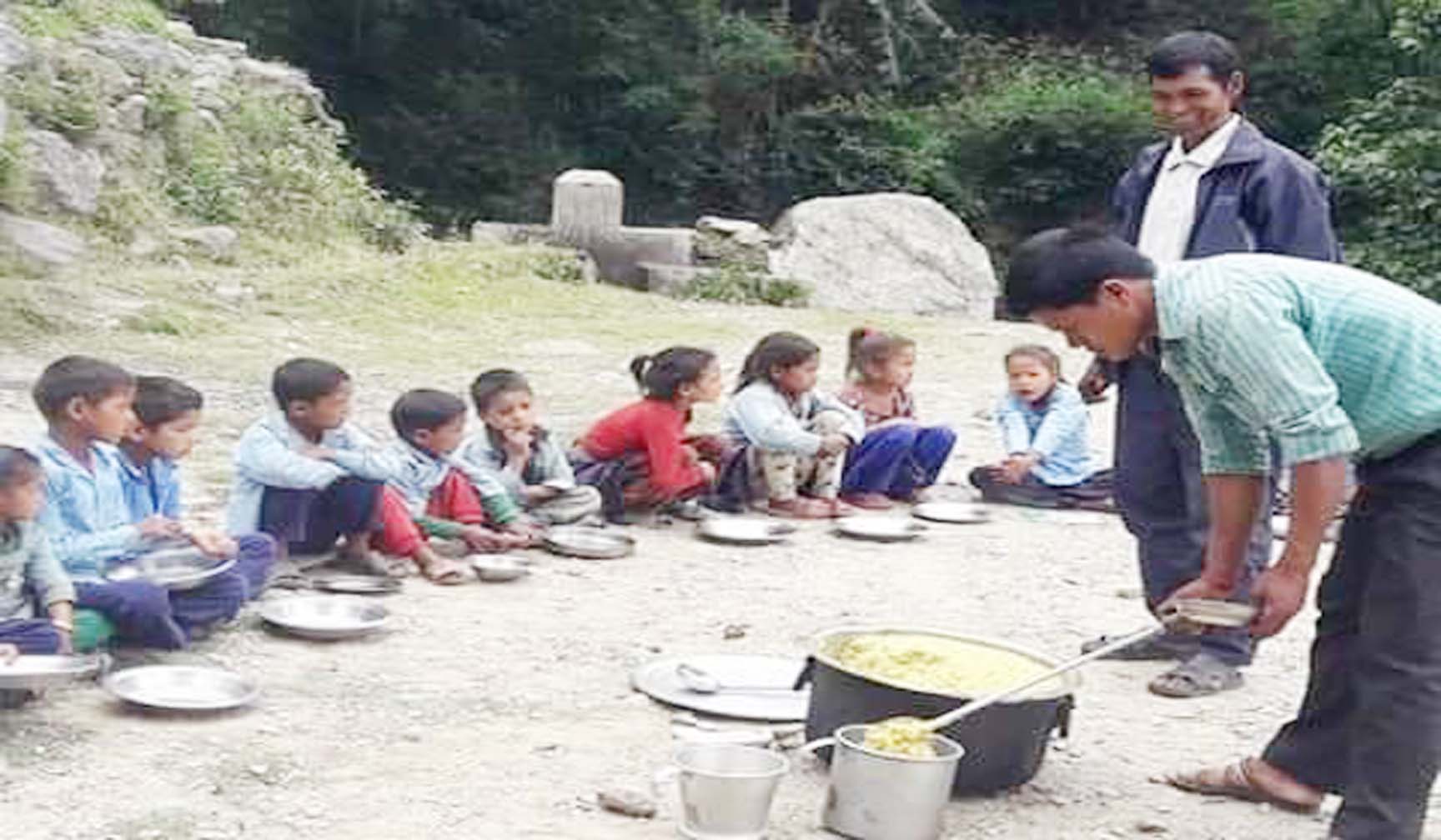विद्यार्थीहरुका लागि विद्यालयमै दाल र भातको व्यवस्था