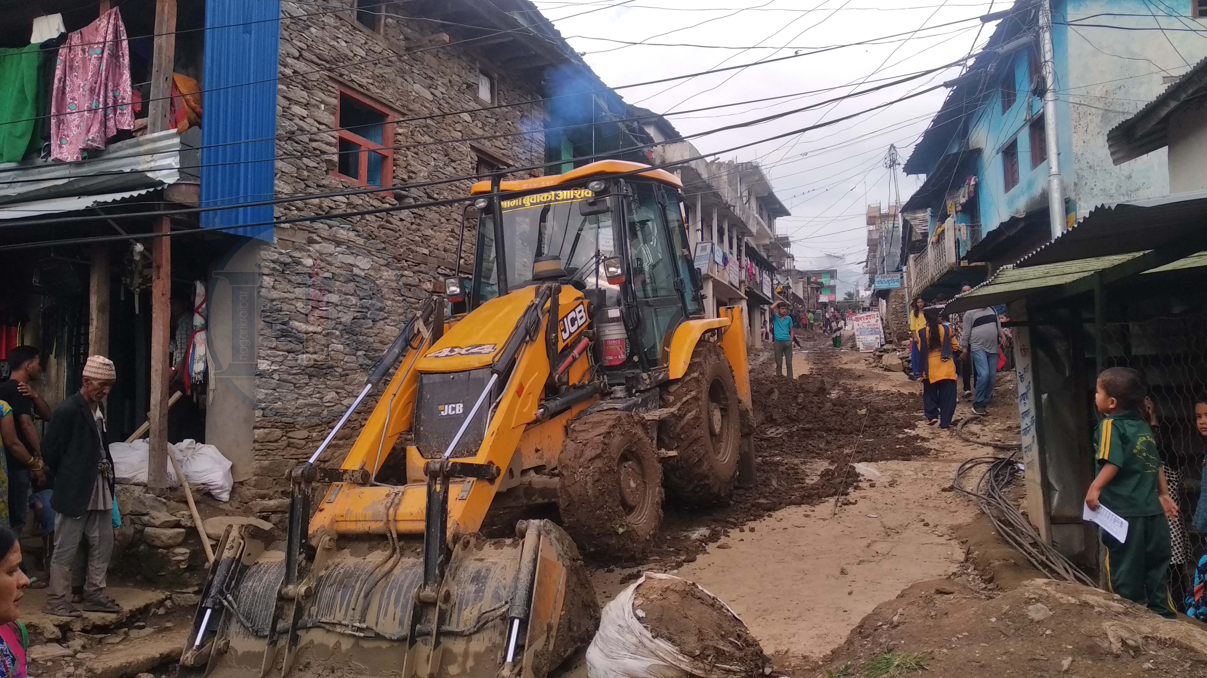 नगरबासीको चौतर्फि दबावपछि अन्तत हिलाम्मे बाटो सफा गरिदै