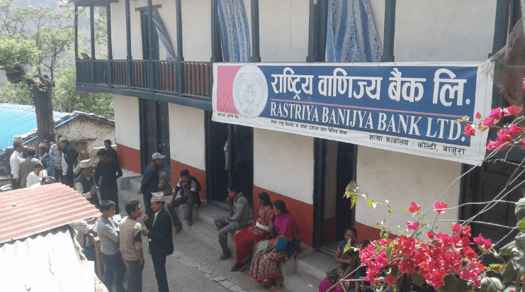 निजि बैंकका चेक कोल्टी शाखामै साटिन थालेपछि स्थानीय हर्सित
