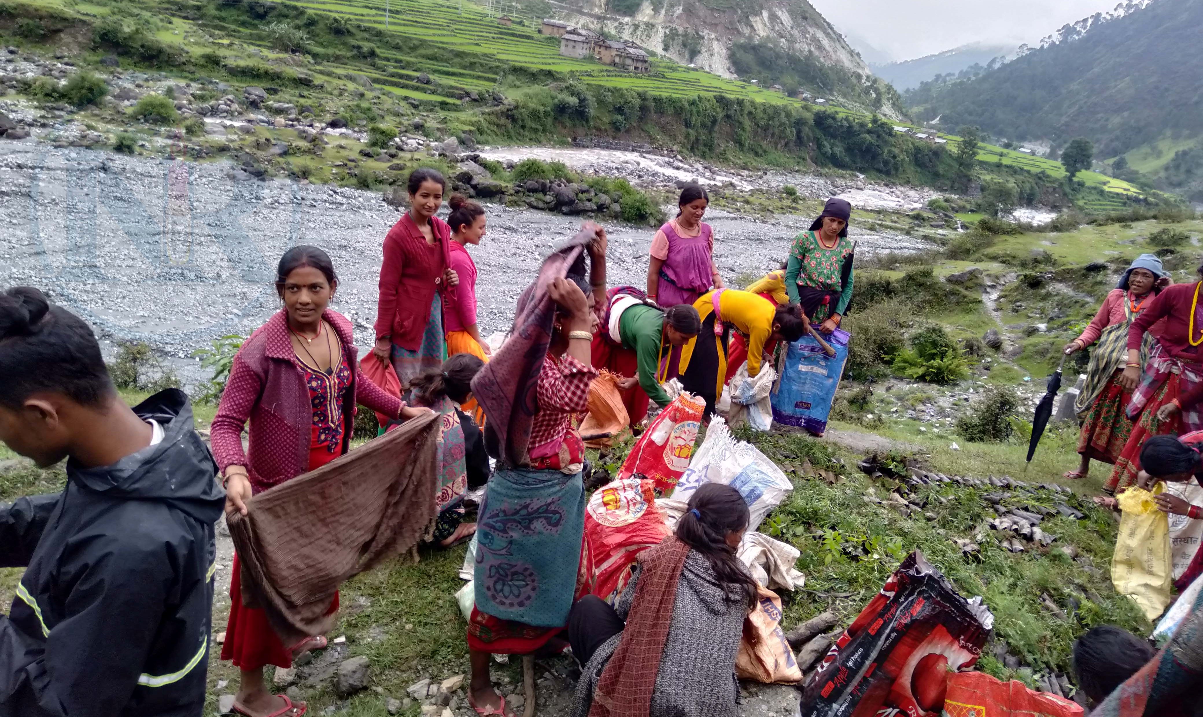 पहिरो रोकथामका लागि २ हेक्टर बन क्षेत्रमा वृक्षारोपण
