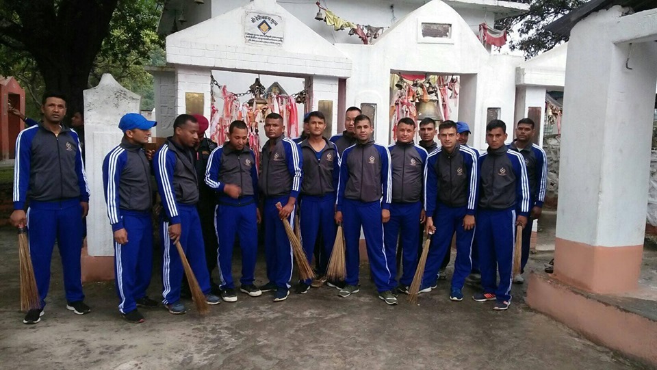 प्रहरीद्धारा बडीमालिका मन्दिर सरसफाई