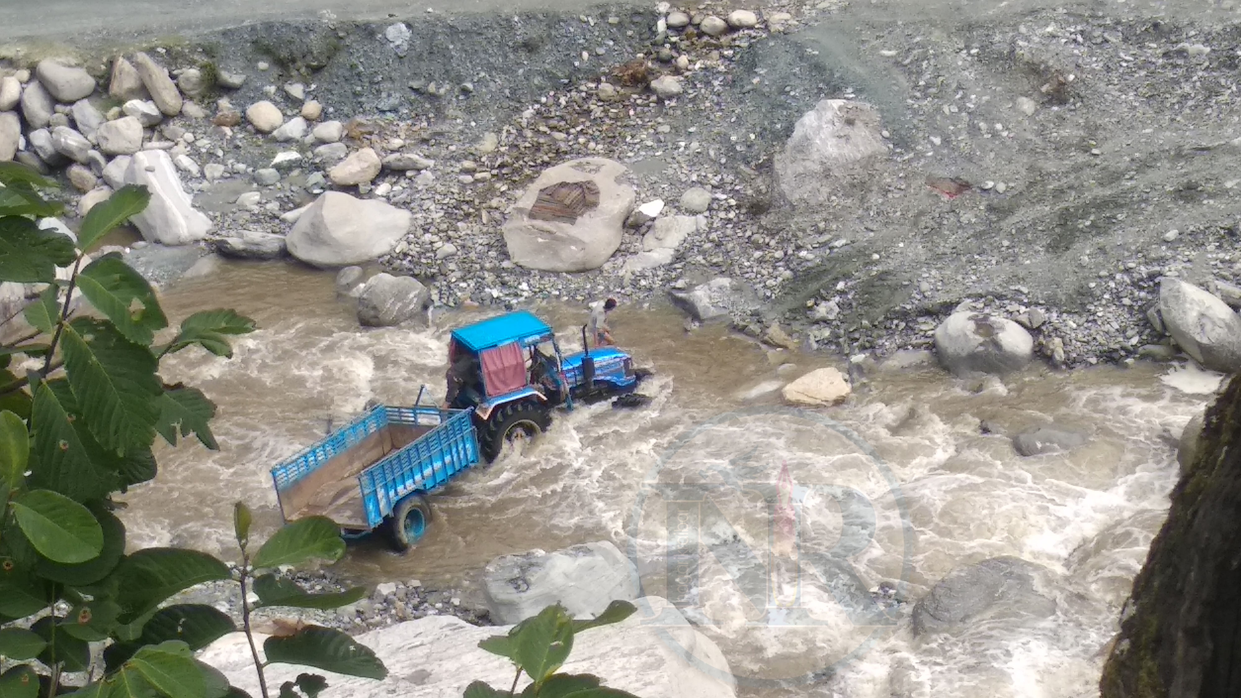 बाजुरामा लगातार वर्षा भएपछि ग्रामिण सडक अवरुद्ध, स्थानीयलाई सास्ती