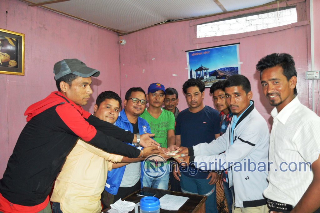 पहिरो पीडितलाई गौमुलका युवाहरुले गरे आर्थिक सहयोग