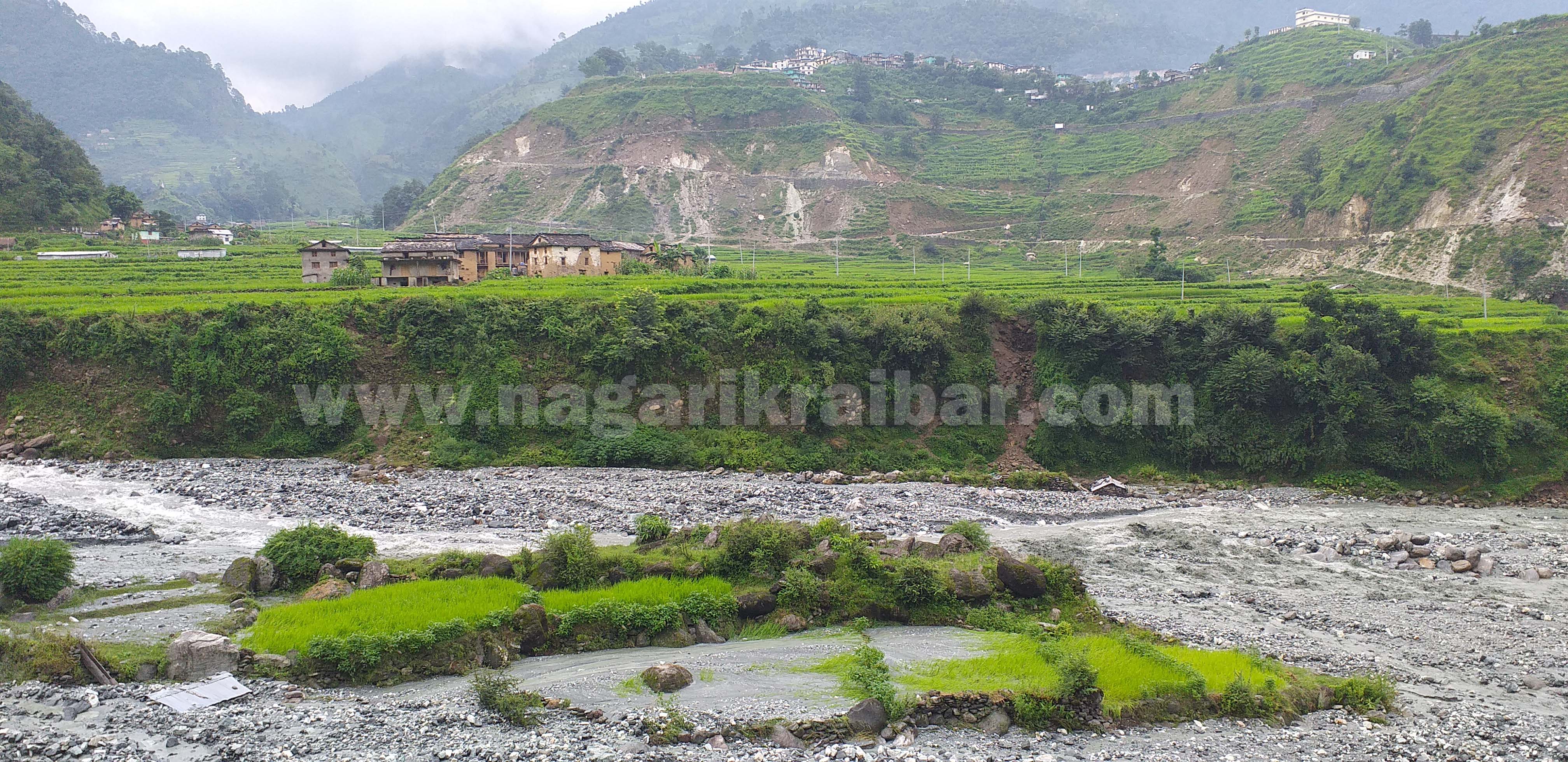 खारगाणा खोलामा आएको बाढीका कारण गणखेत बस्ती जोखिम्