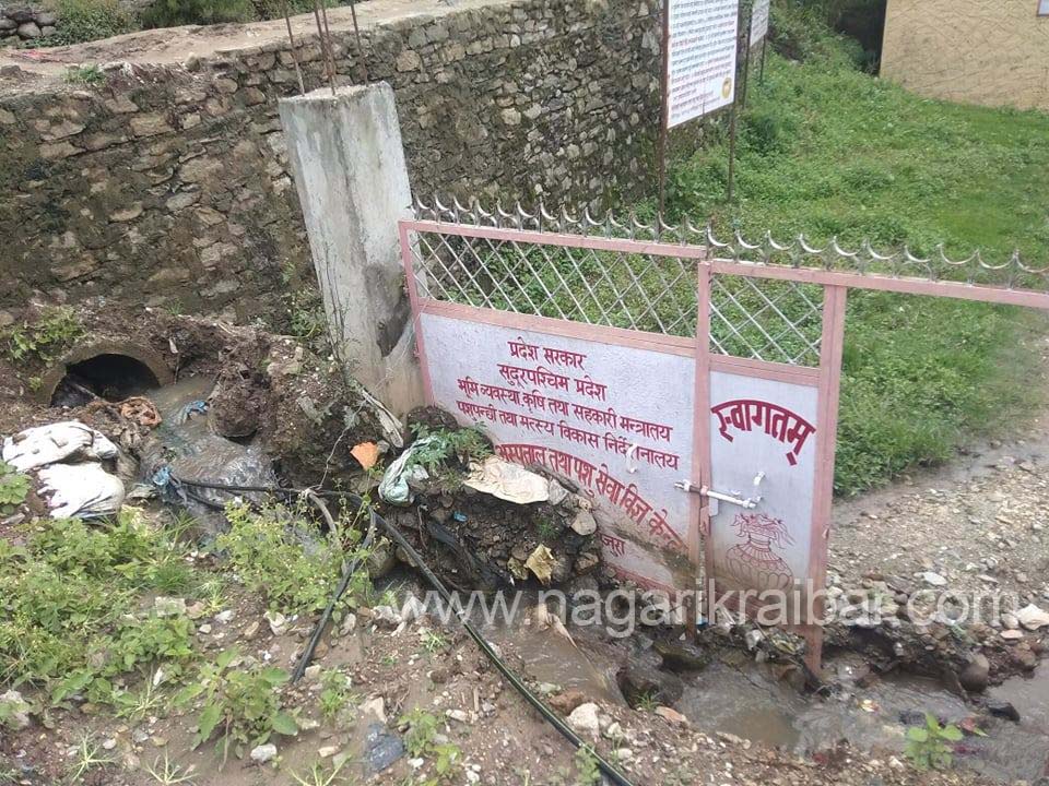 सरकारी कार्यालय नै बजारको ढल बग्ने नाला