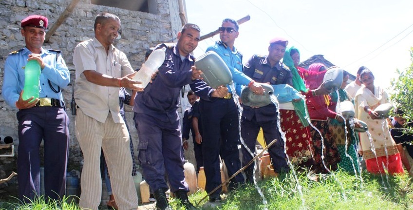 महिलाहरुले बरामत गरेको अवैध घरेलु मदिरा नष्ट