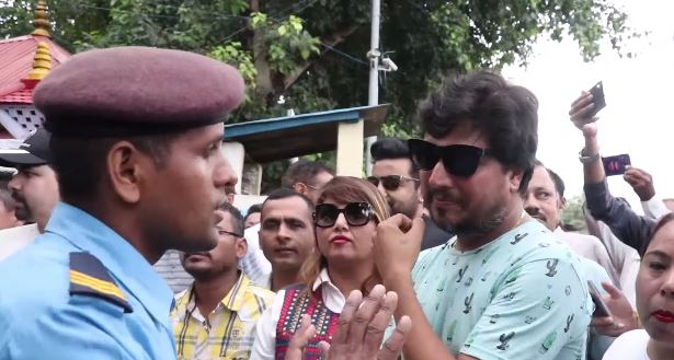 रविलाई भेट्न गएका कलाकारलाई प्रहरीले गेटमै रोकेपछि भनाभन…