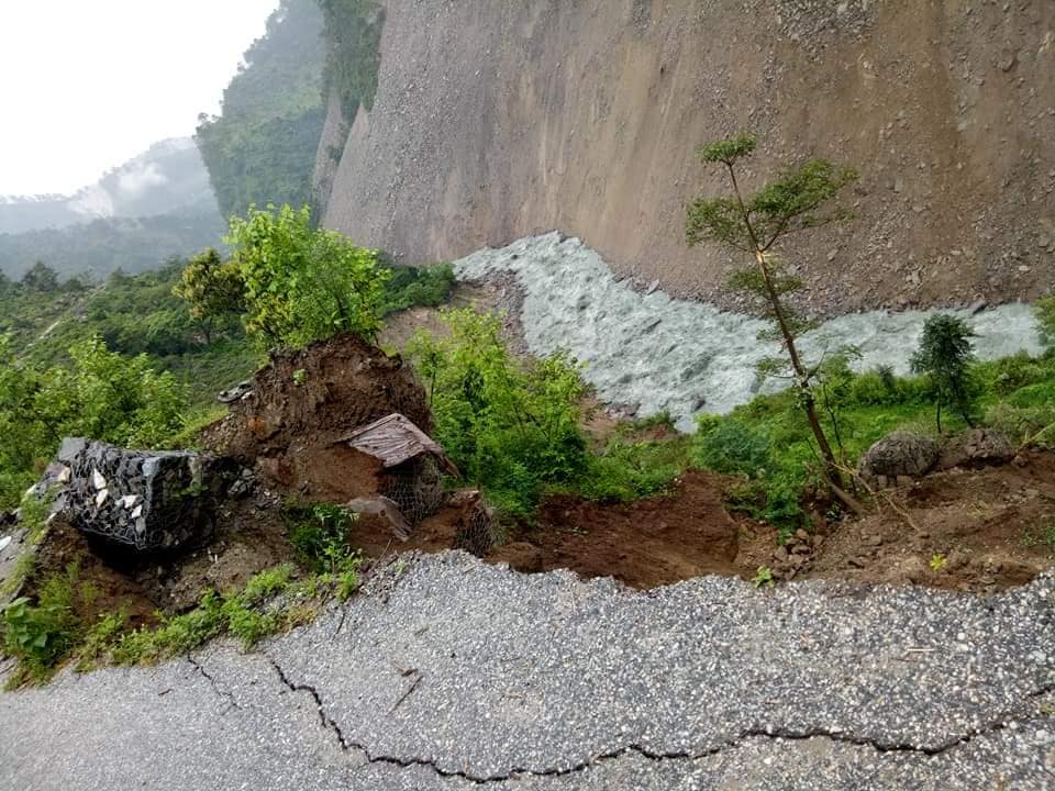 निरन्तर पहिरो खस्न थालेपछि साँफे–मार्तडी सडक अबरुद्ध