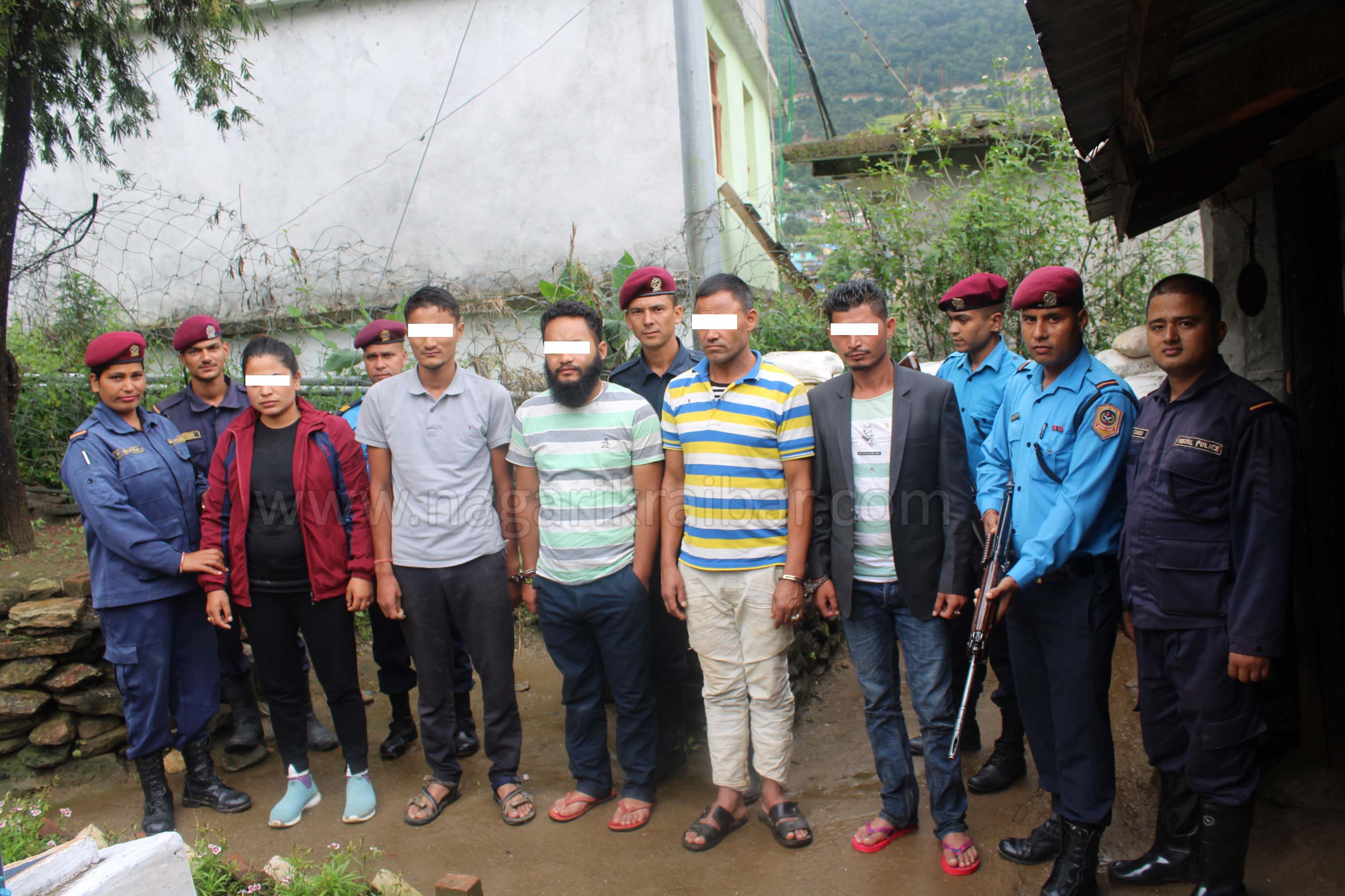 अनन्ते मेला भाड्ने पाँच जना कर्मचारी पक्राउ