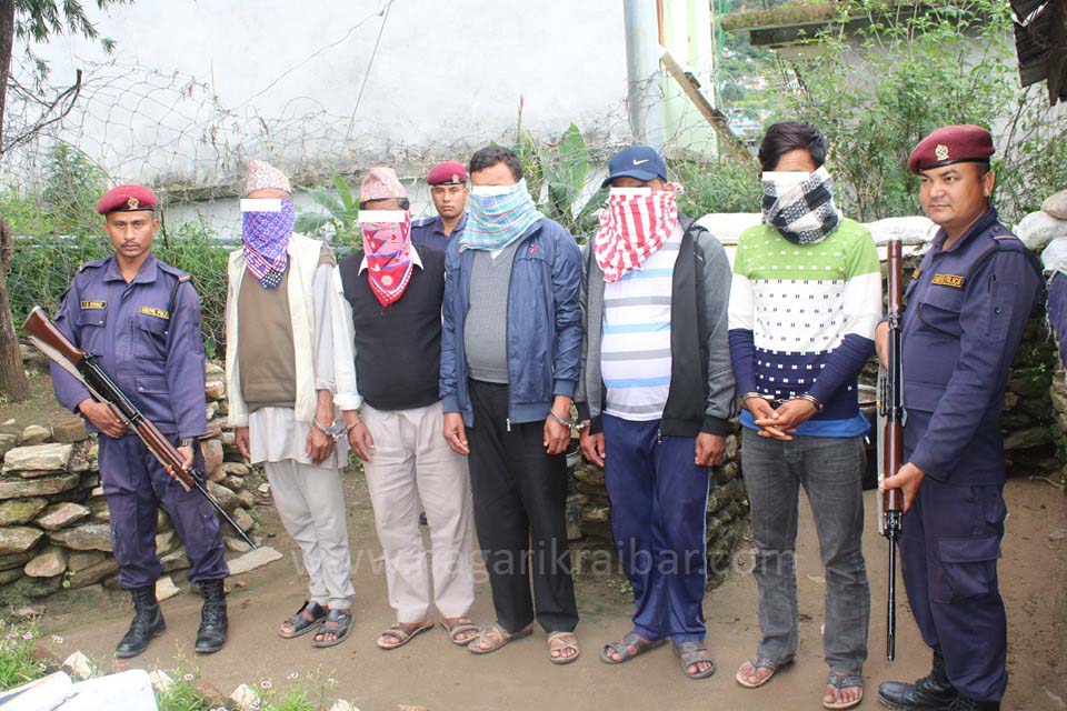 पिनालेखबाट नगदसहित पाँच जना जुवाडे पक्राउ