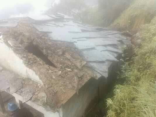 गौमुलमा पहिरोले एक घर भत्कियोे