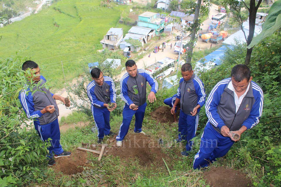 संविधान दिवसको अवसरमा प्रहरीद्धारा वृक्षारोपण