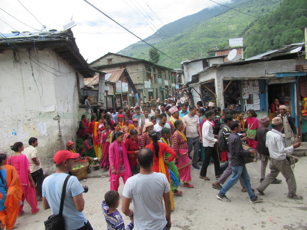 बझाङका सिडिओः जनप्रतिनिधिले लखेटे, जनताले पञ्चेवाजासहित बिदाइ गरे