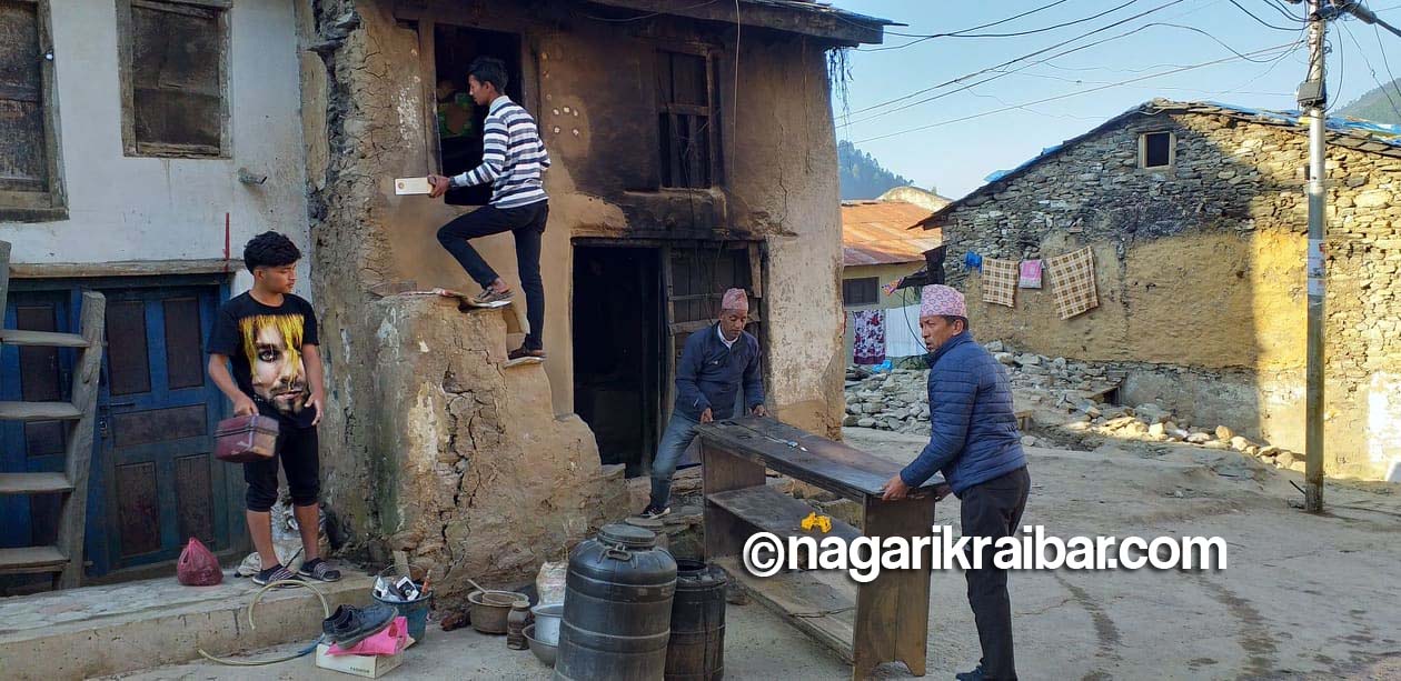 सडक निर्माणमा अवरुद्ध भएको घर हटाउँदै मेयर बडुवाल