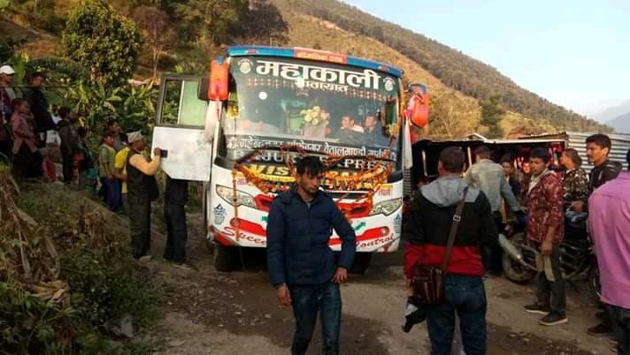 छेडेदहमा बस पुग्यो, बस हेर्नेको घुइचो