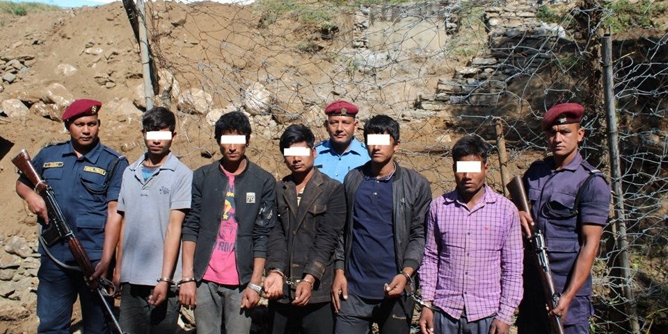 तिहारकाे मुखैमा त्रिवेणीका पाँच जना जुवाडे प्रहरीको नियन्त्रणमा