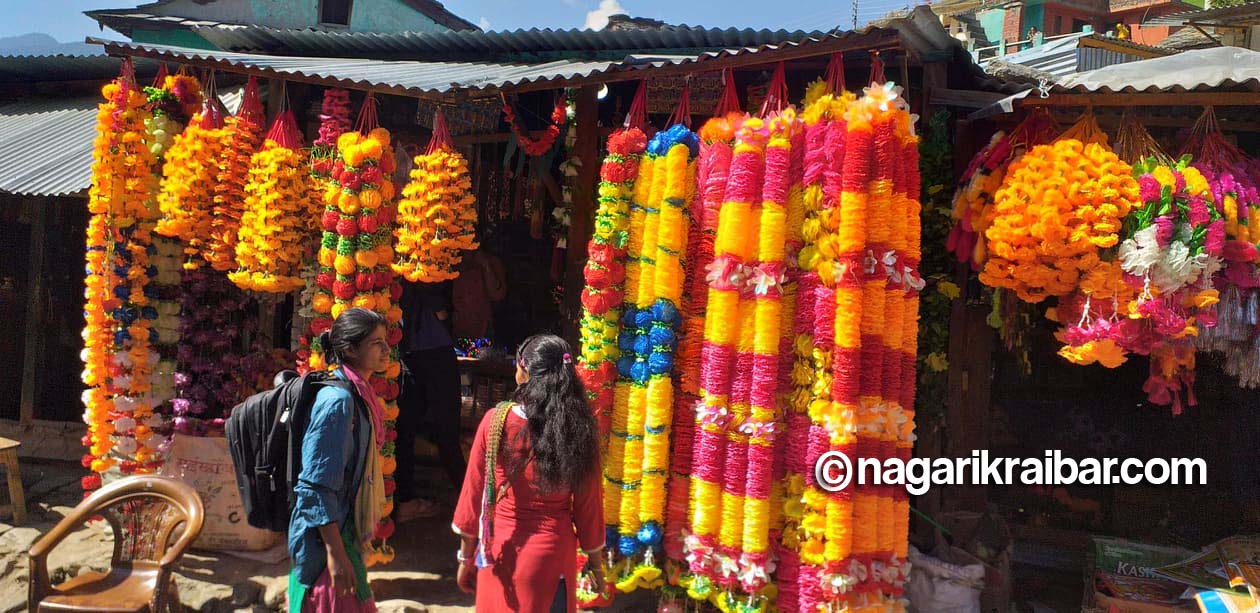 स्थानीय बजारमा कृतिम फुलका मालाको व्यापार बढ्दै