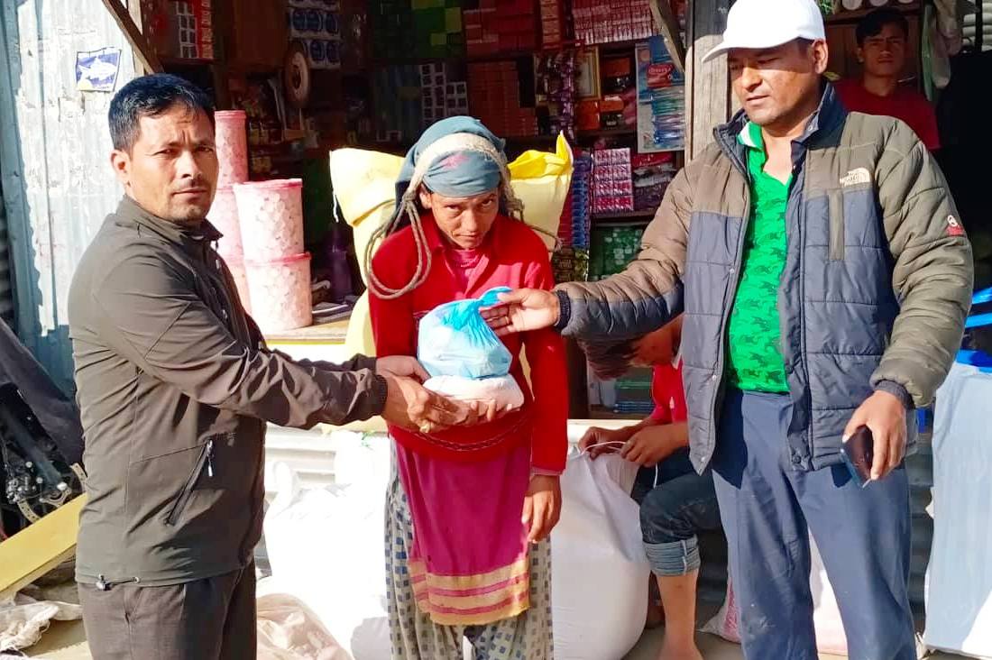 दीनःदुखिको परिवारलाई पत्रकार सिंहले गरे खाद्यन्न सहयोग