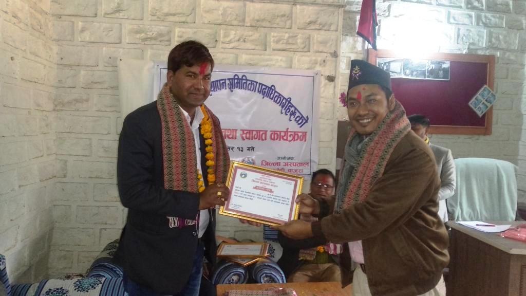 बाजुराबाट डाक्टर दुर्गाराज महर्जनको विदाई गरियो