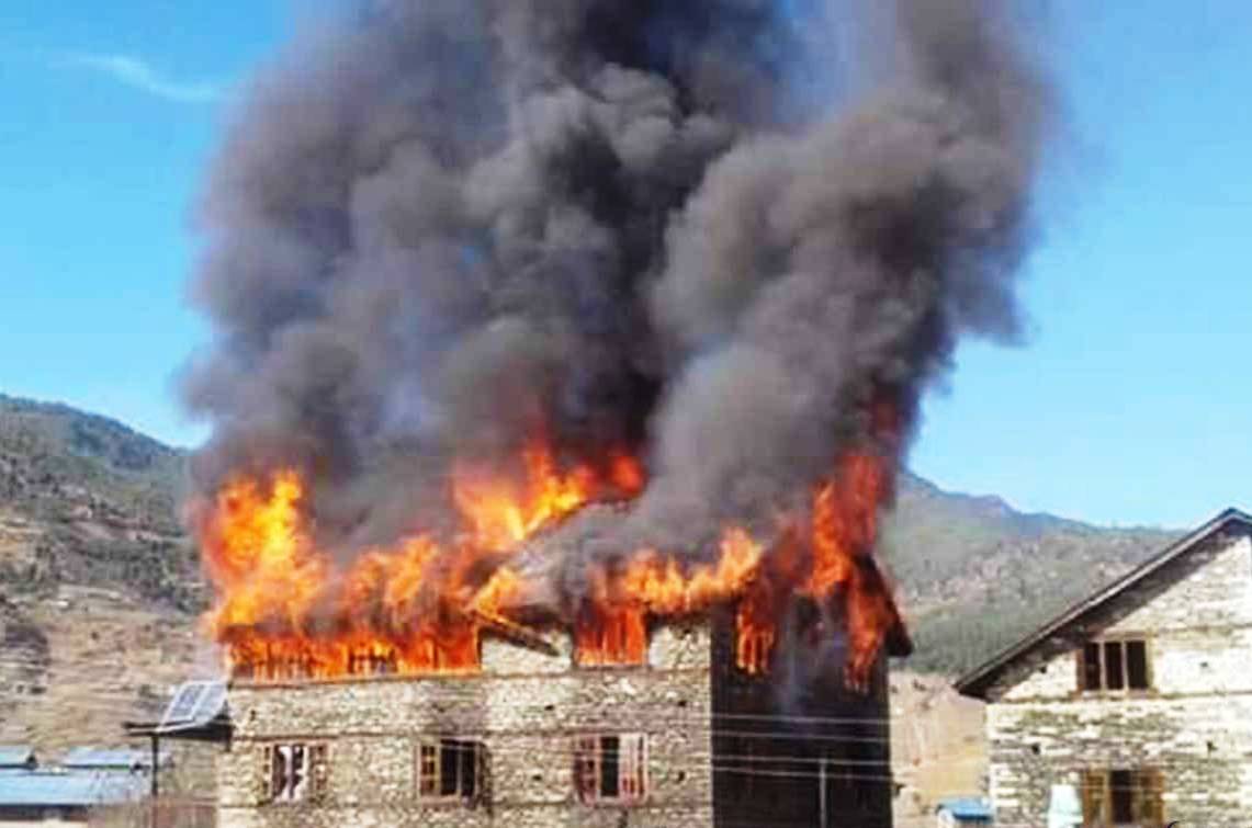 चन्दननाथ नगरपालिकाको एक घरमा आगलागी