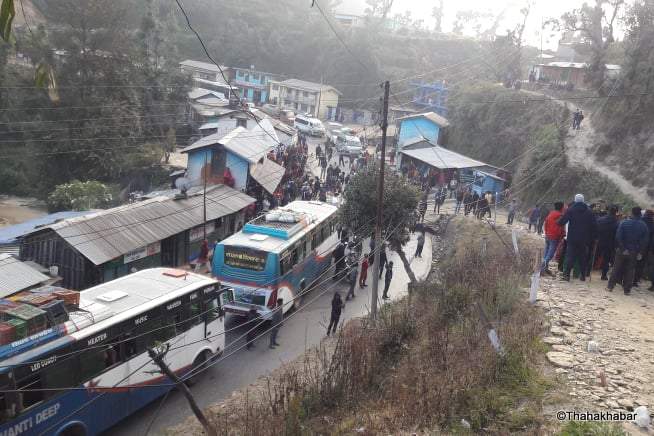 हिरासतमा चालकको मृत्यु प्रकरण : भीमदत्त राजमार्ग अवरुद्ध