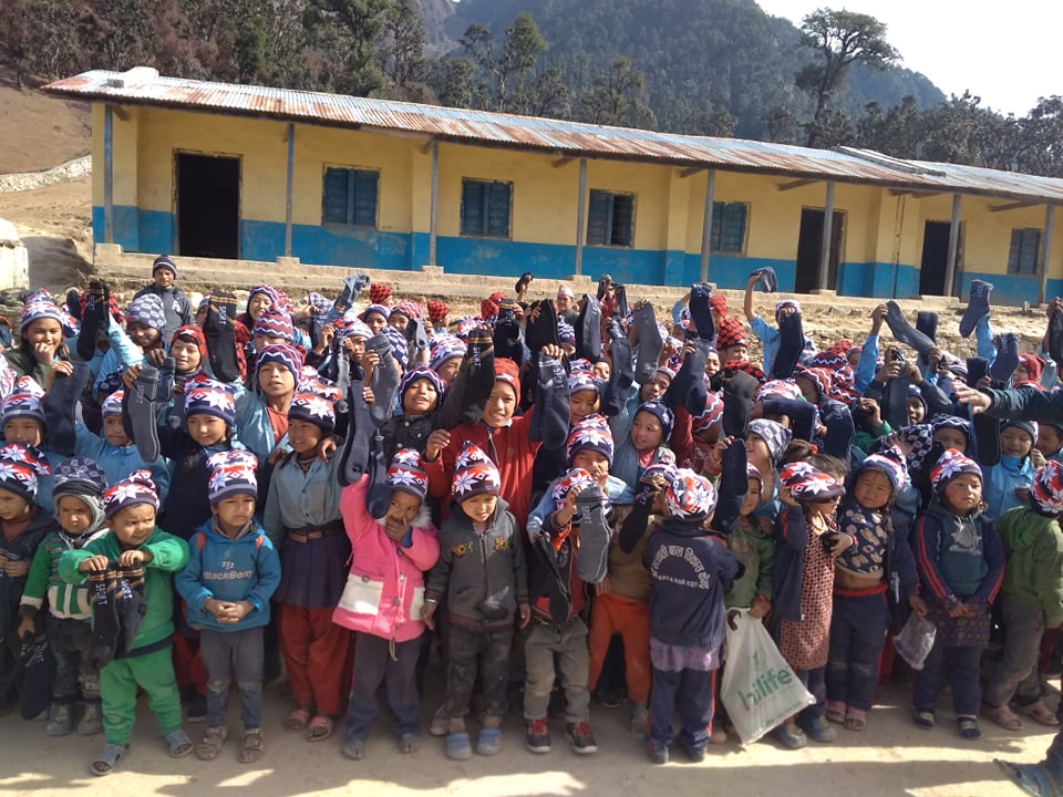 चिसो छल्न विद्यार्थीलाई टोपी र मोजा वितरण