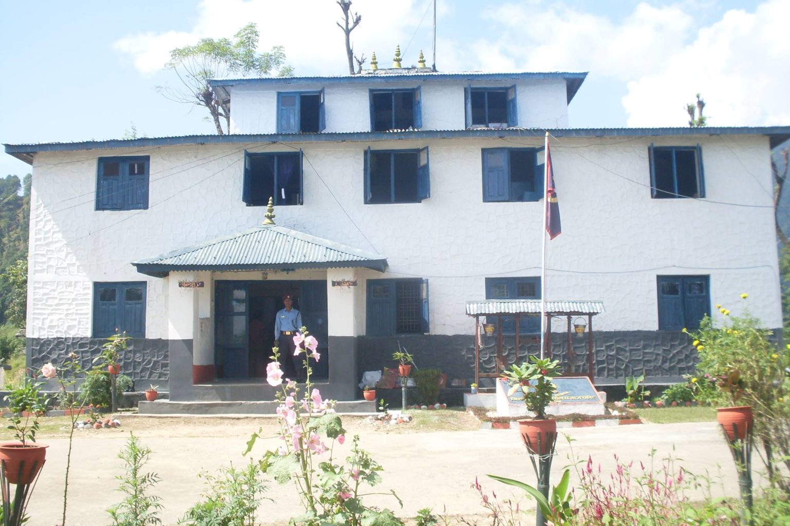 प्रहरी हवल्दारद्वारा आफ्नै कञ्चटमा गोली प्रहार गरी आत्महत्या