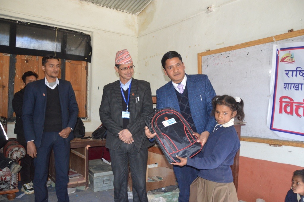 बैंकले बाँड्यो टुहुरा विद्यार्थीलाई शैक्षिक सामाग्री