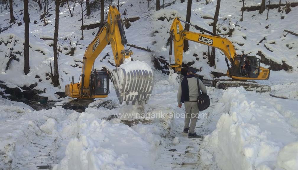 मार्तडी-काेल्टी  सडकमा जमेको हिउँ डोजर लगाएर हटाईदै