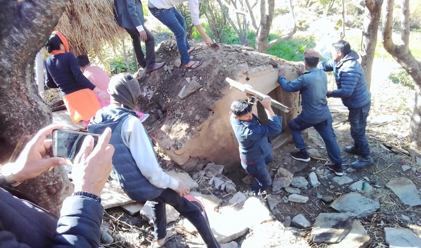 अछाममा छाउगोठ भत्काउँदा प्रहरी कुटिए