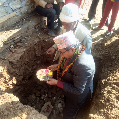 नगरप्रमुख रावलद्वारा जिल्लाकै पहिलो सत्सङग भवनको शिलान्यास