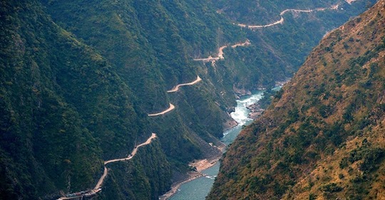 कर्णाली नदीमा जीप खस्दा, चाकल बेपत्ता