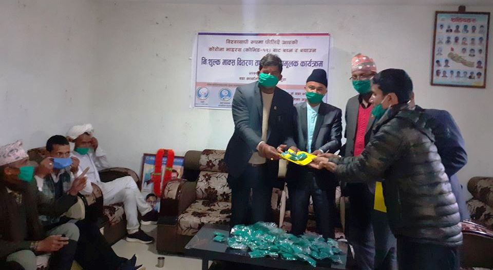 कोरोनाको संक्रमणबाट बचाउन वडाबासीलाई माक्स वितरण
