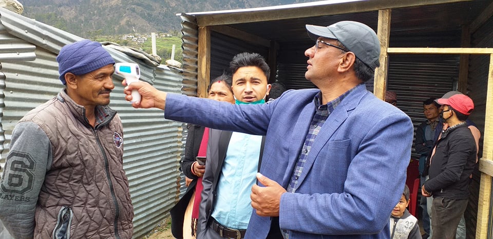 बाजुरा बसपार्कको हेल्थ डेस्कमा कोरोनाको चेकजाँच सूरु