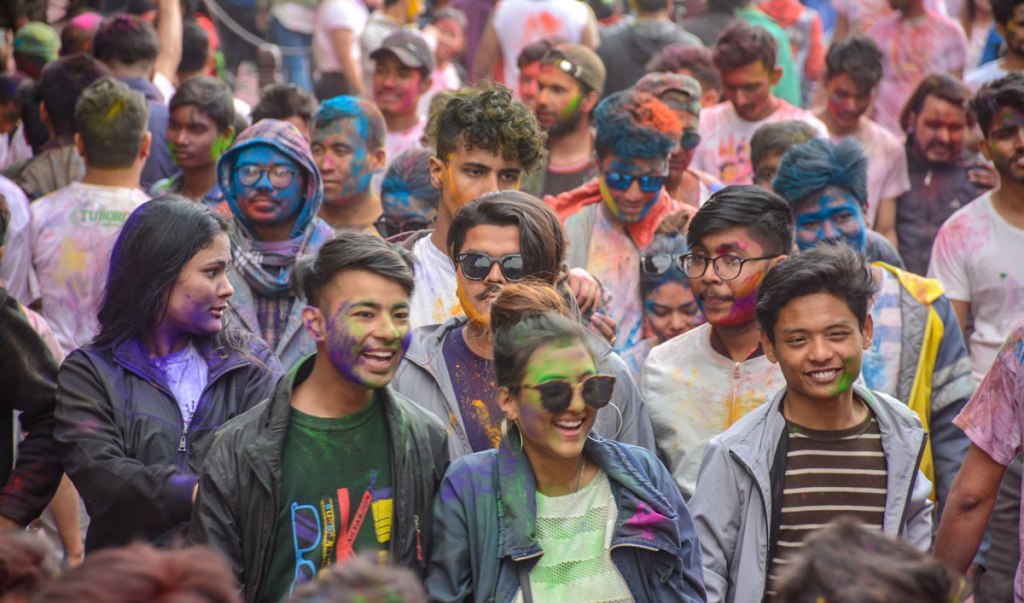 आज फागु पूर्णिमा, जमघट भएर होली खेल्न नपाइने