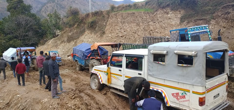 मार्तडी–कोल्टी सडक हिलाम्मे, जोखिमपूर्ण यात्रा गर्दै स्थानीय