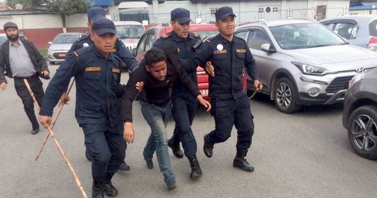 प्रचण्डको भाषण चित्त नबुझेपछि जुत्ता हानें– तिरुवा