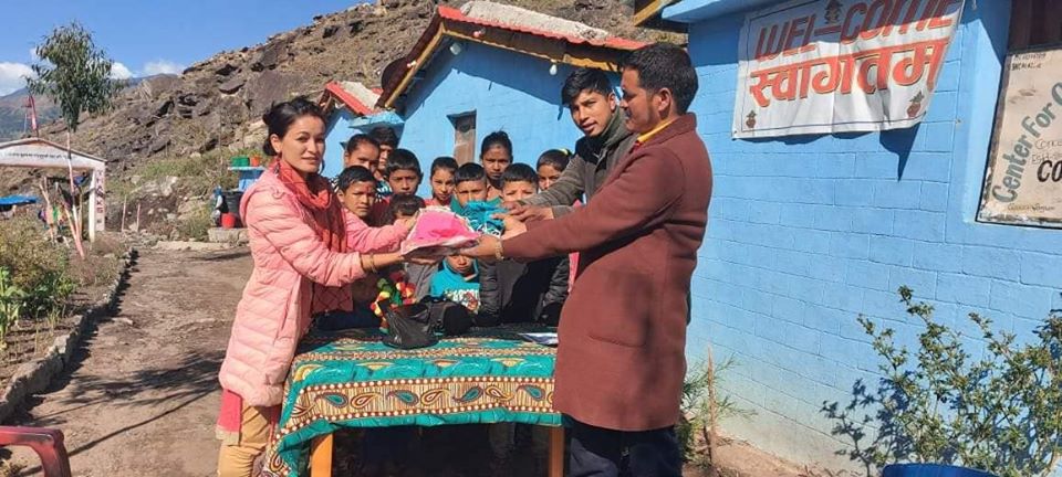 रीताले गरिन बालवालिकालाई माक्स र सावुन सहयोग