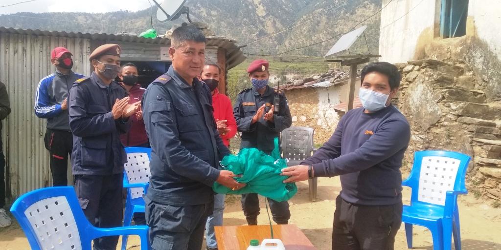 बझाङ–बाजुरा सम्पर्क समितिद्धारा प्रहरीलाई सहयोग