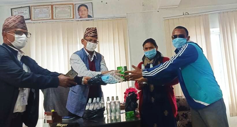 बडीमालिका नगरले बाँड्याे पत्रकारहरूलाई मास्क, सेनिटाईजर र सावुन