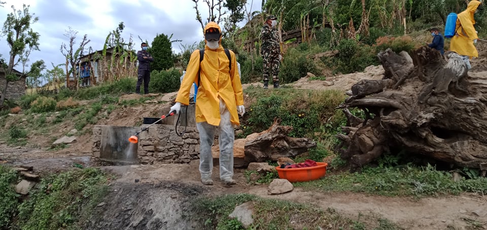 गाउँ–गाउँमा किटनासक औषधि छर्किदै नेपाली सेना