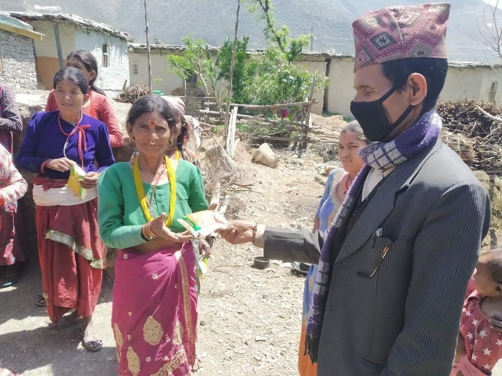 हिमालीका समाजसेवी उपाध्यायले गरे सहयोग